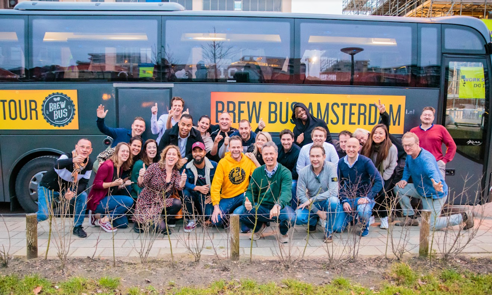Blije mensen bij Brew Bus Amsterdam